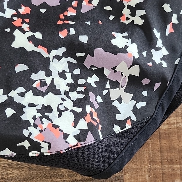 Ladies Under Armour Running Shorts Sz Large - Picture 2 of 5